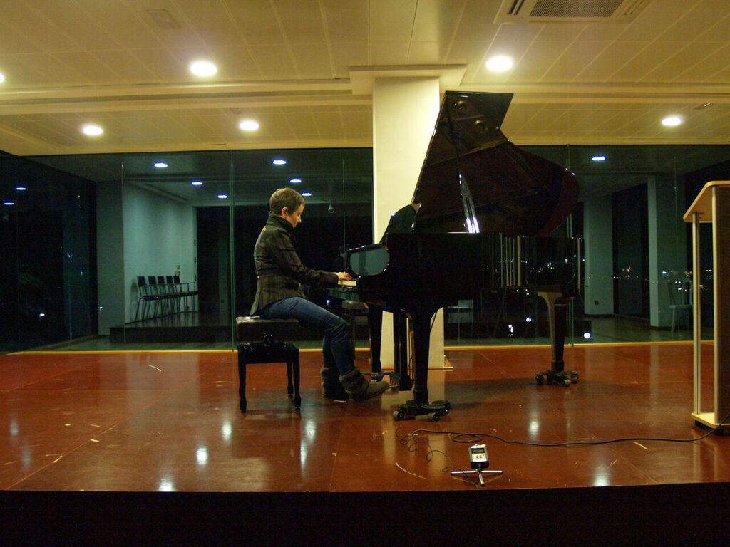 Katharine Murphy plays the piano at the boat club in Dénia in 2015
